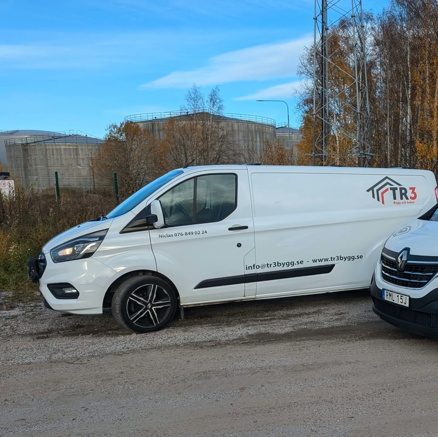 TR3 Byggs vita skåpbil med logotyp och kontaktuppgifter.
